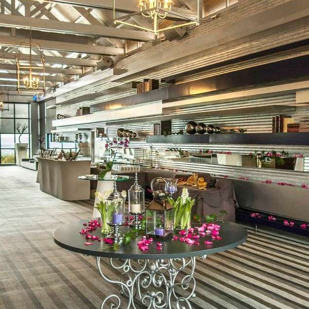 Estación de café y aperitivo montada para una pausa