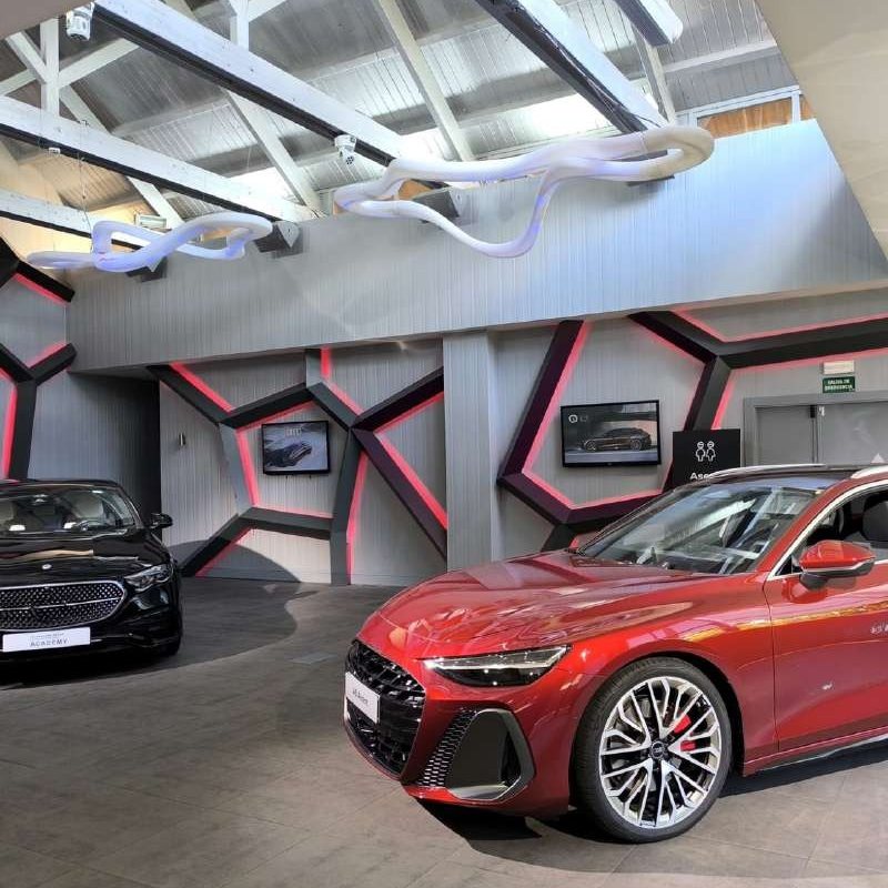 Presentación de producto con coche sobre el mural LED