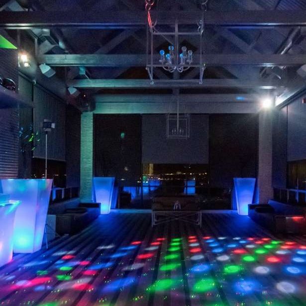 Pista iluminada para la fiesta de la noche