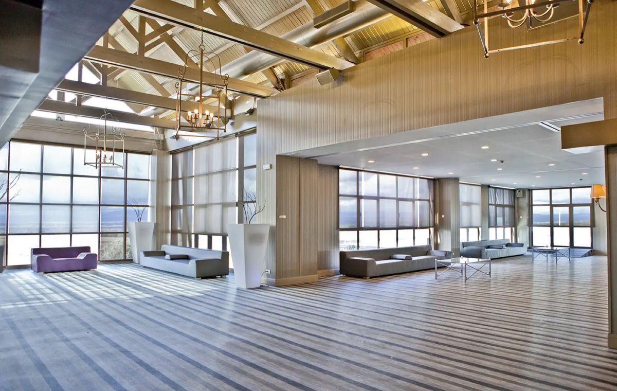 Salón vacío con vigas y lámparas