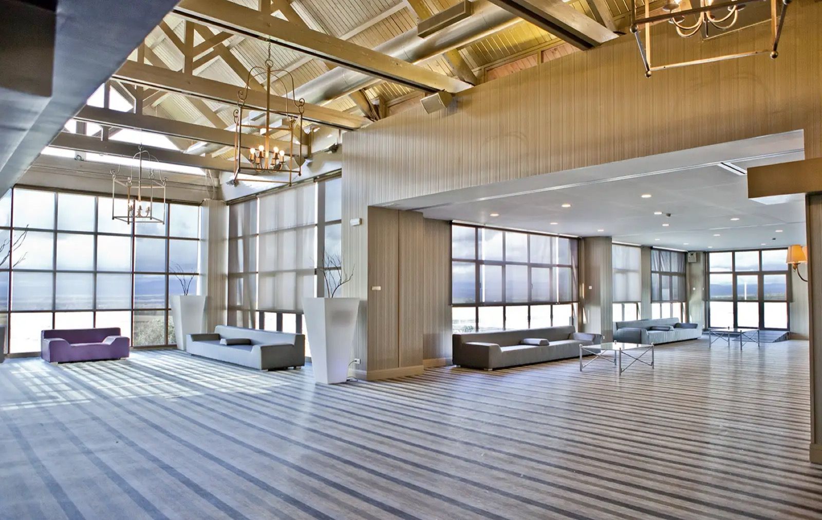Salón vacío con suelo claro y luz de día