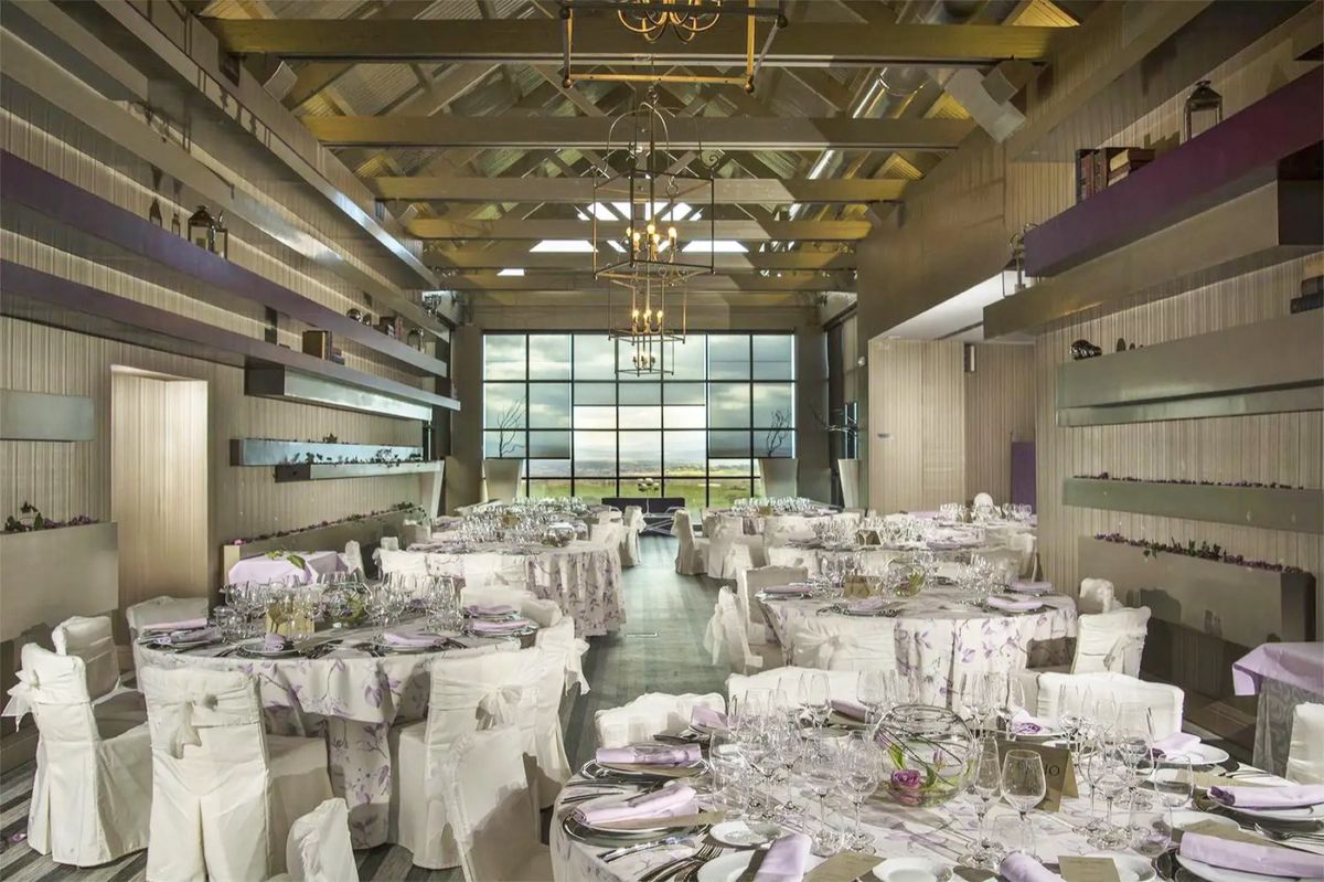 Salón Panorama montado para banquete con vistas al campo