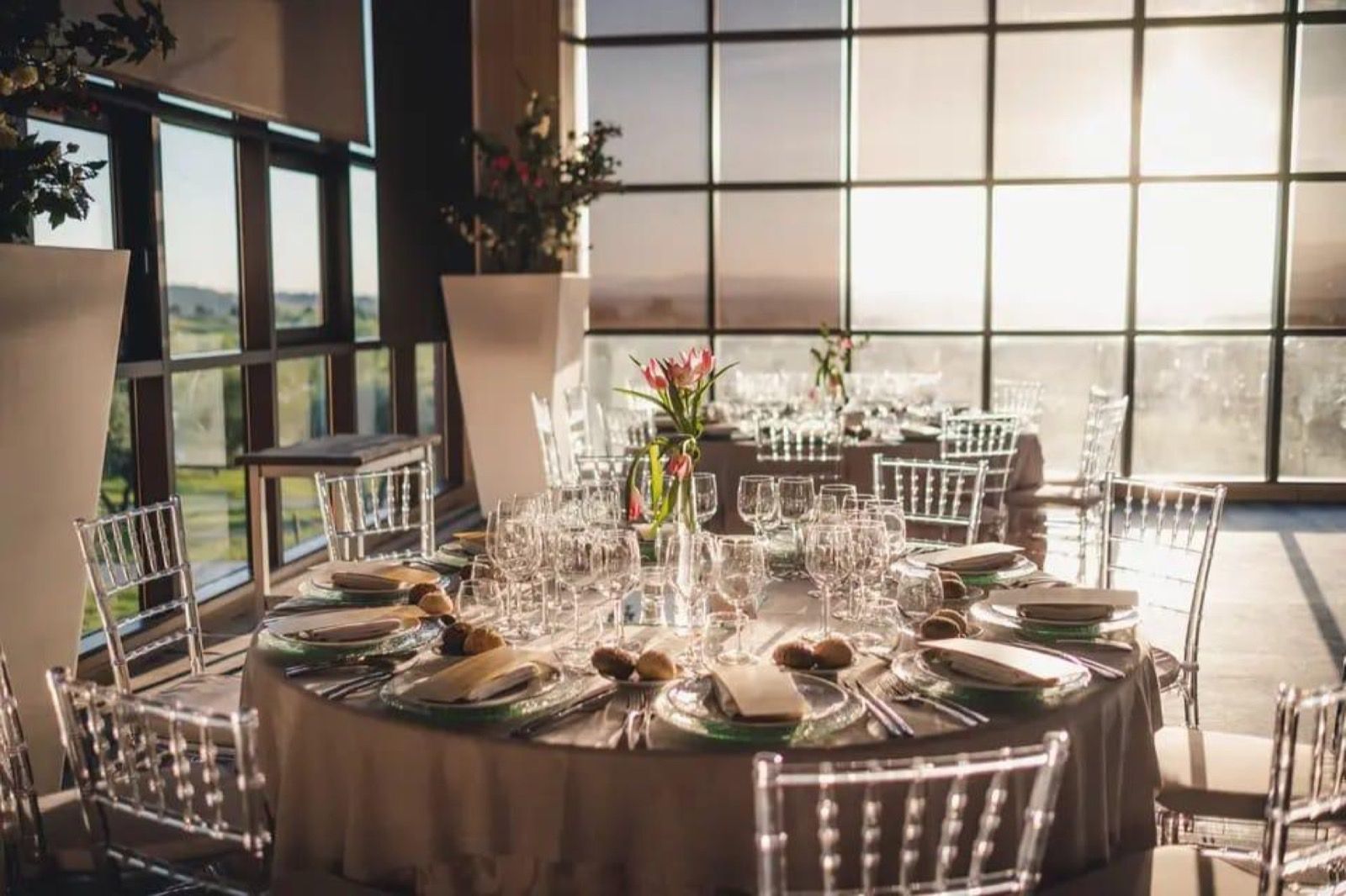 Detalle de mesa redonda con tulipanes y copas