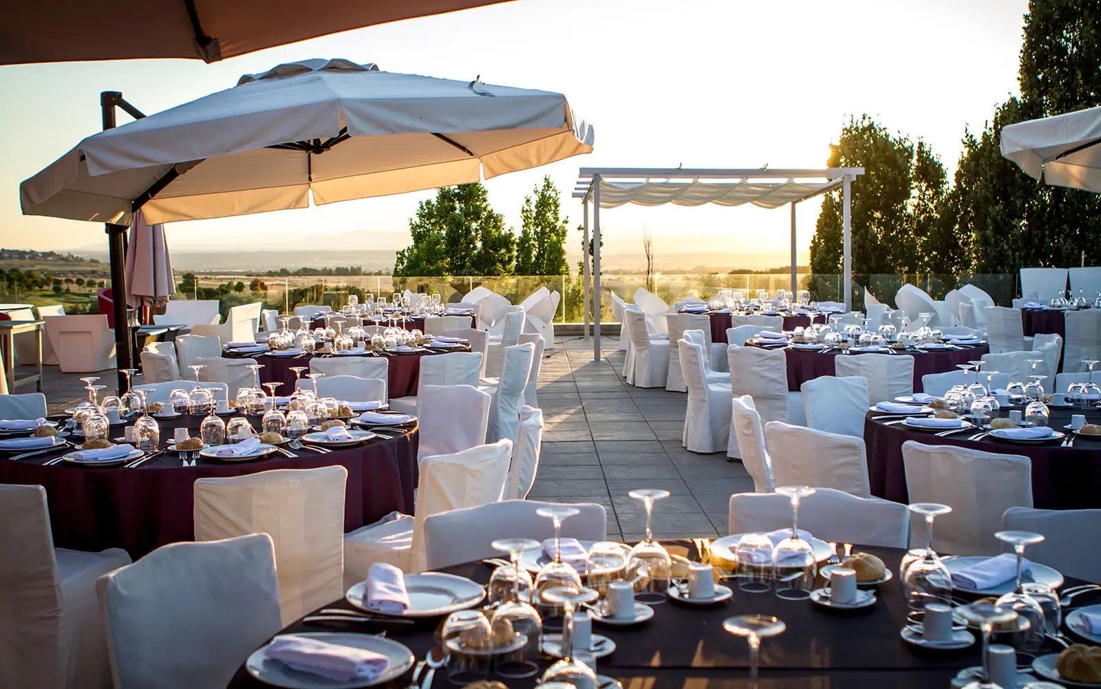 Terraza montada para un banquete al atardecer