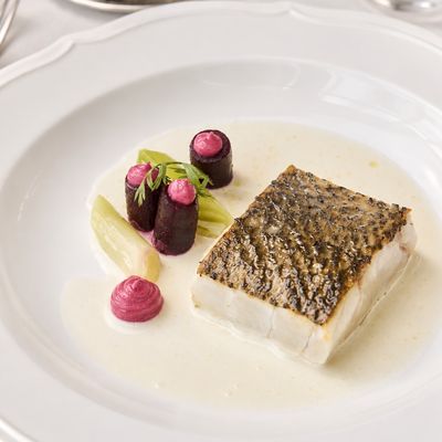 Pescado con remolacha y puerro, del menú de una celebración en Retamares