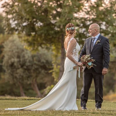 Pareja de novios en los jardines de Retamares al atardecer