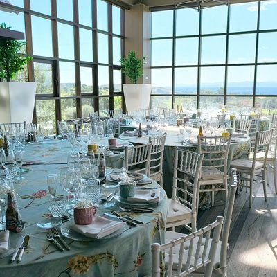 Salón montado para un banquete de boda, con vistas al campo