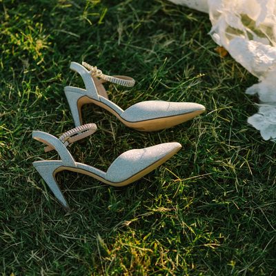 Zapatos de novia sobre el césped