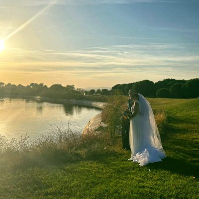 Novia junto al lago al atardecer