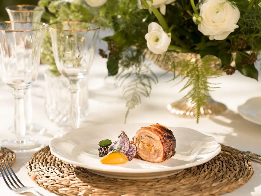 Mesa puesta con emplatado de Ramón Freixa Catering