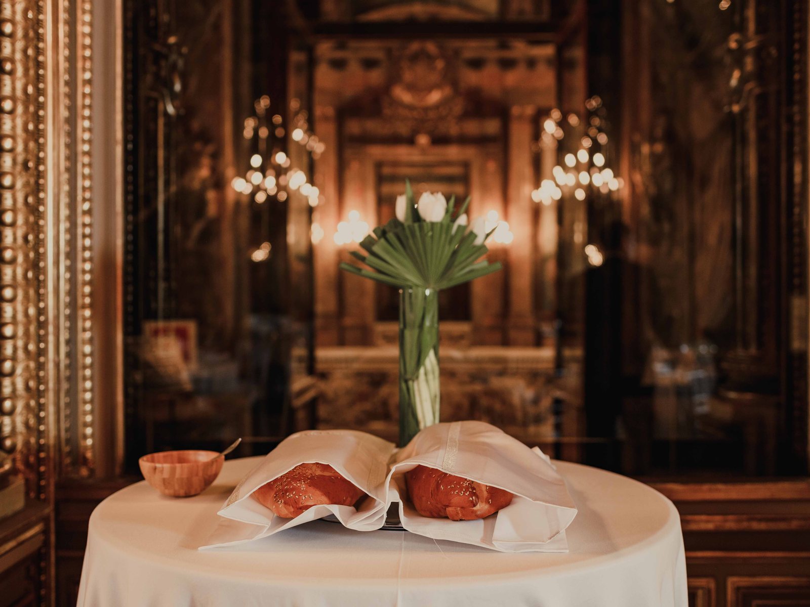 Mesa montada con centro de tulipanes y aperitivo, de la línea kosher