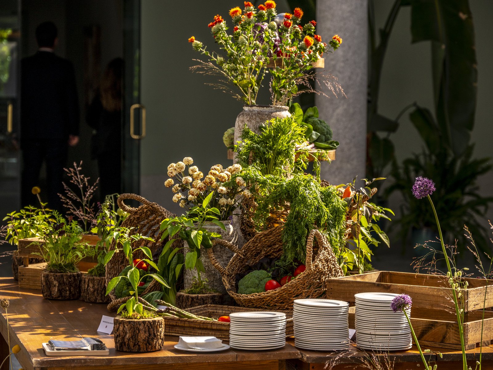 Puesto de producto de temporada con flores y cajas de madera