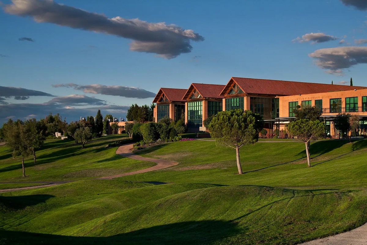 Exterior del club con acceso y jardín