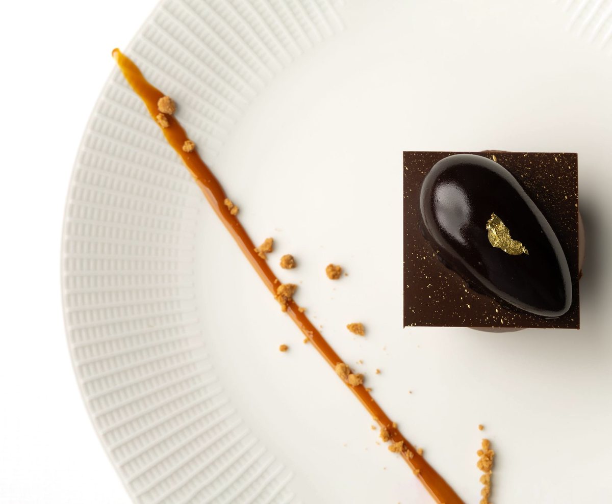 Postre de cacao con caramelo