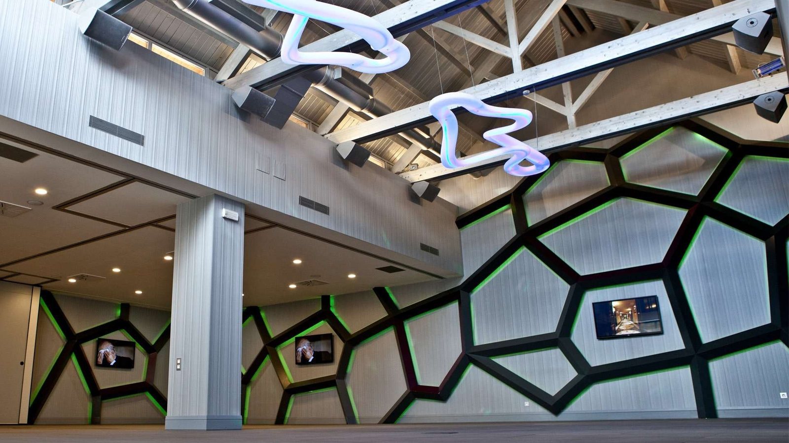 Salón Cumbre con el mural LED en panal