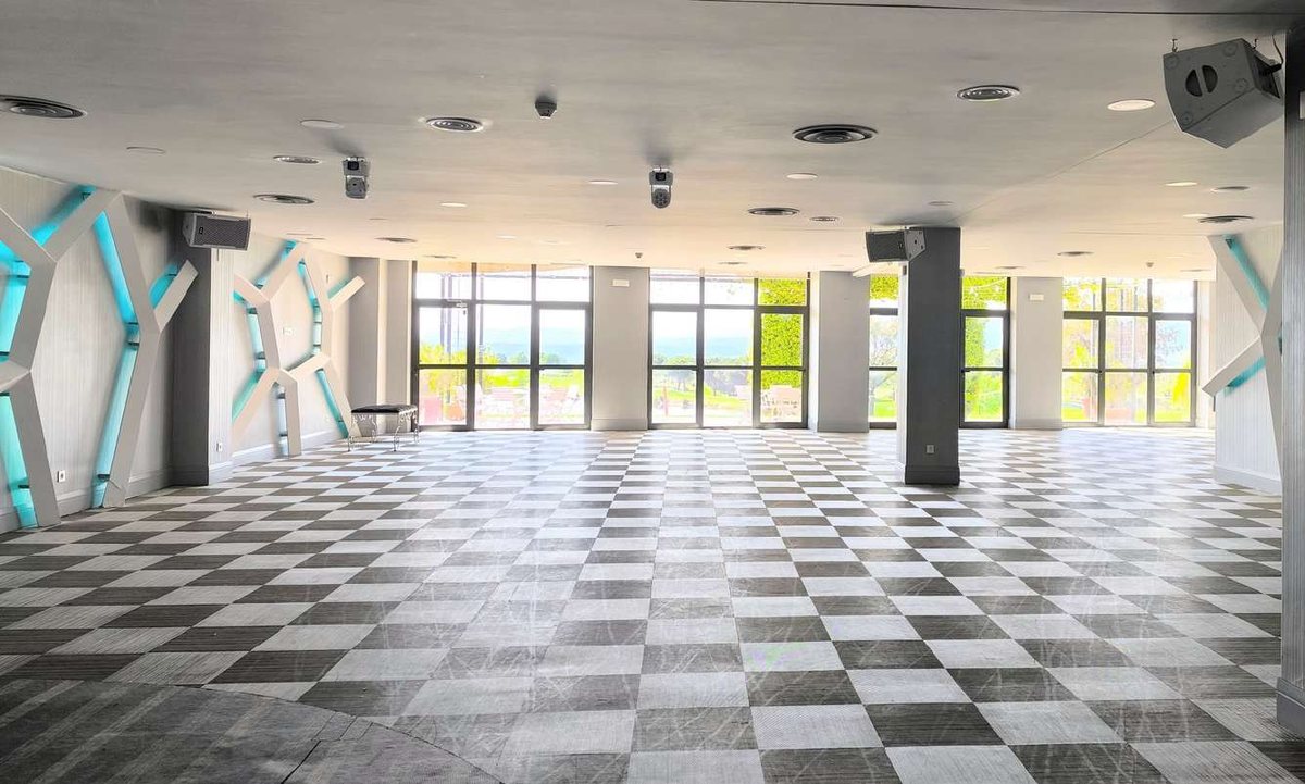 Salón Lago con su iluminación y el suelo en damero