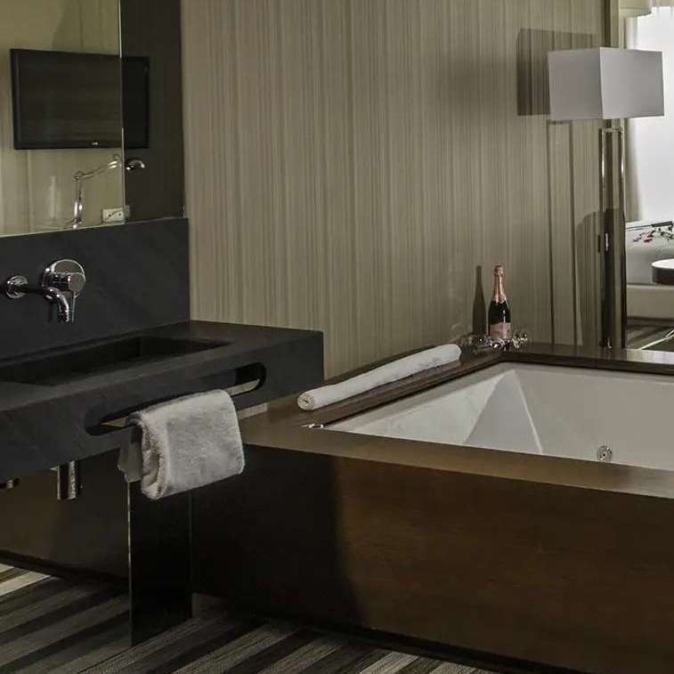 Baño de diseño con bañera de hidromasaje