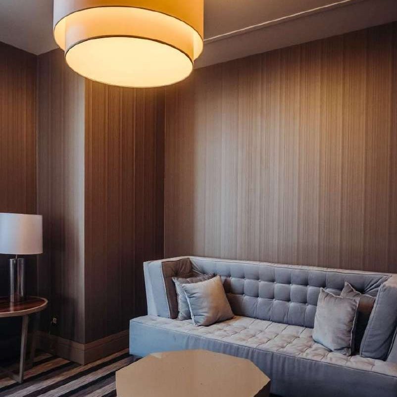 Salón de una suite con sofá y luz cálida