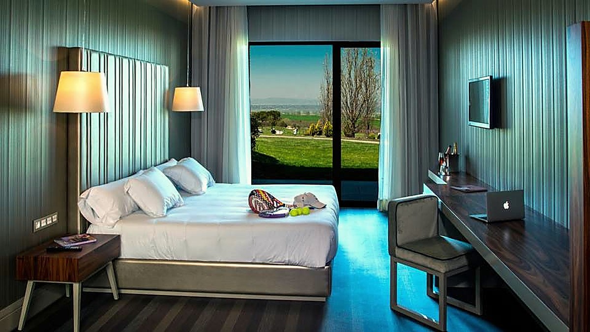 Dormitorio de una suite con ventanal al campo